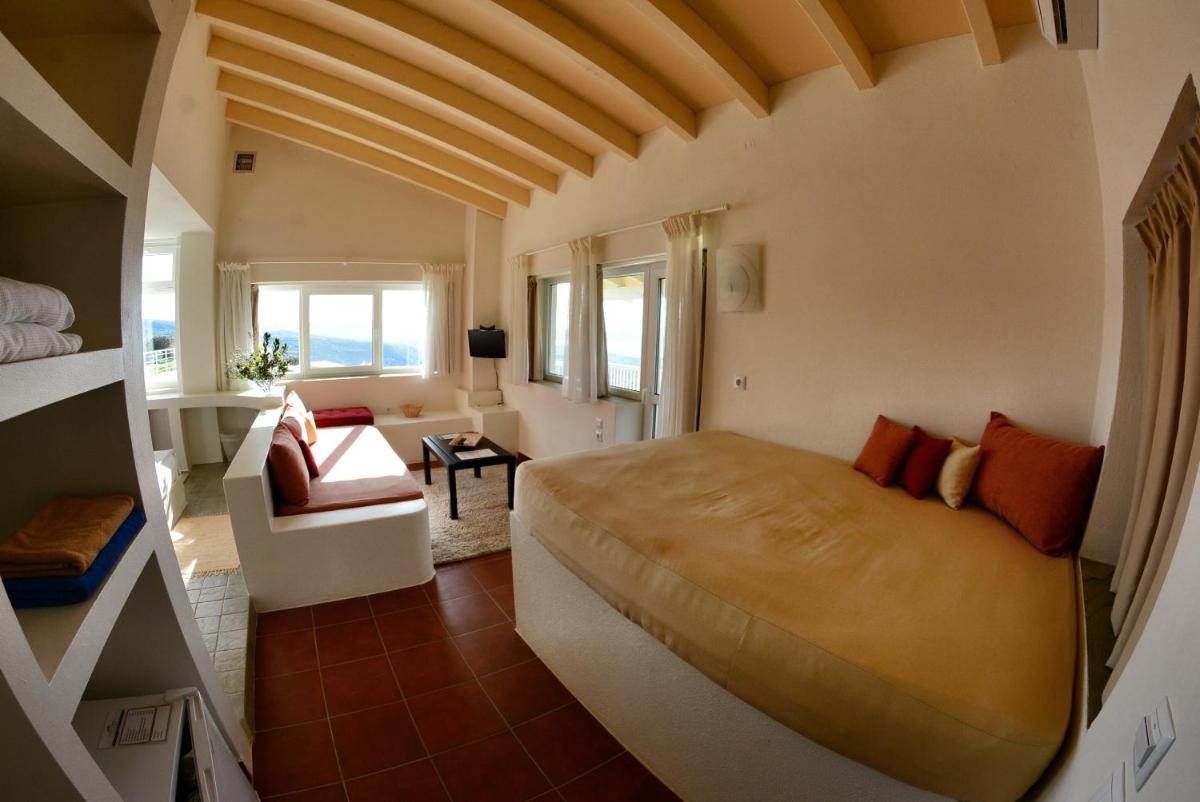 Golden Sea View Suites - Housity