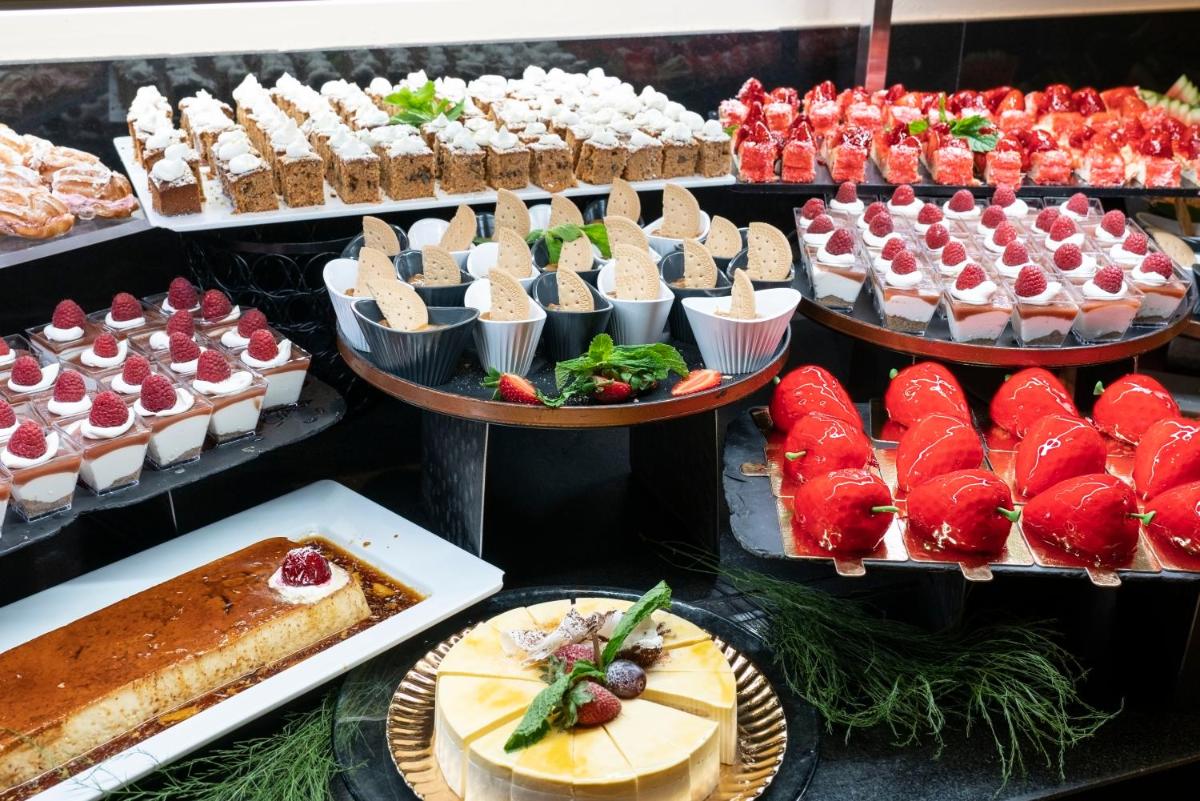 Comida en o cerca de este hotel