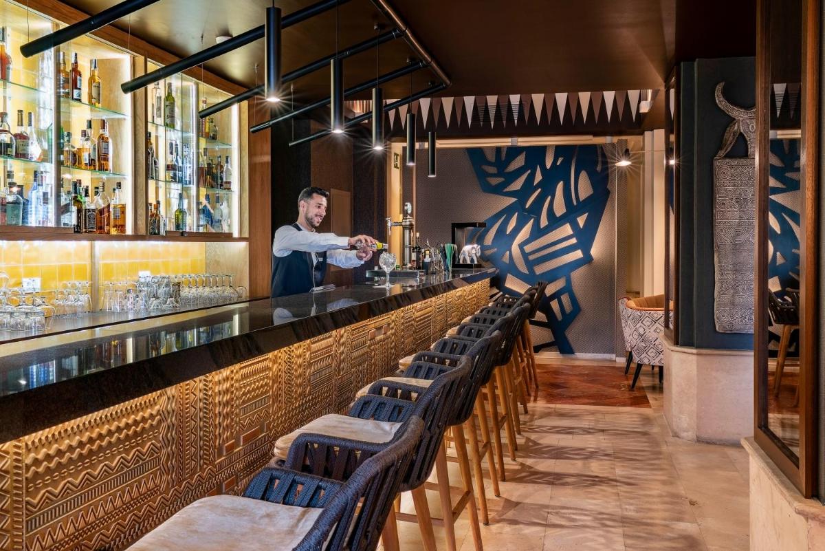 El salón o zona de bar de Vincci Selección La Plantación del Sur
