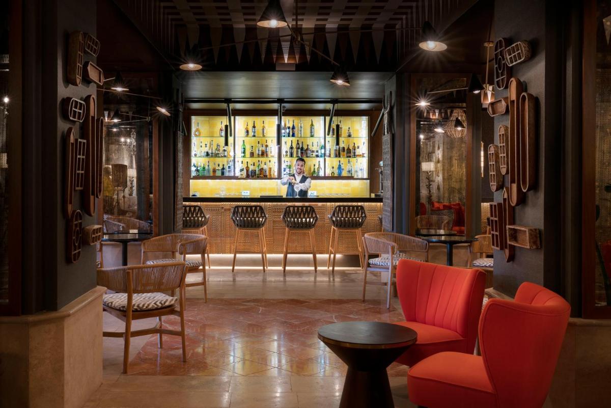 El salón o zona de bar de Vincci Selección La Plantación del Sur
