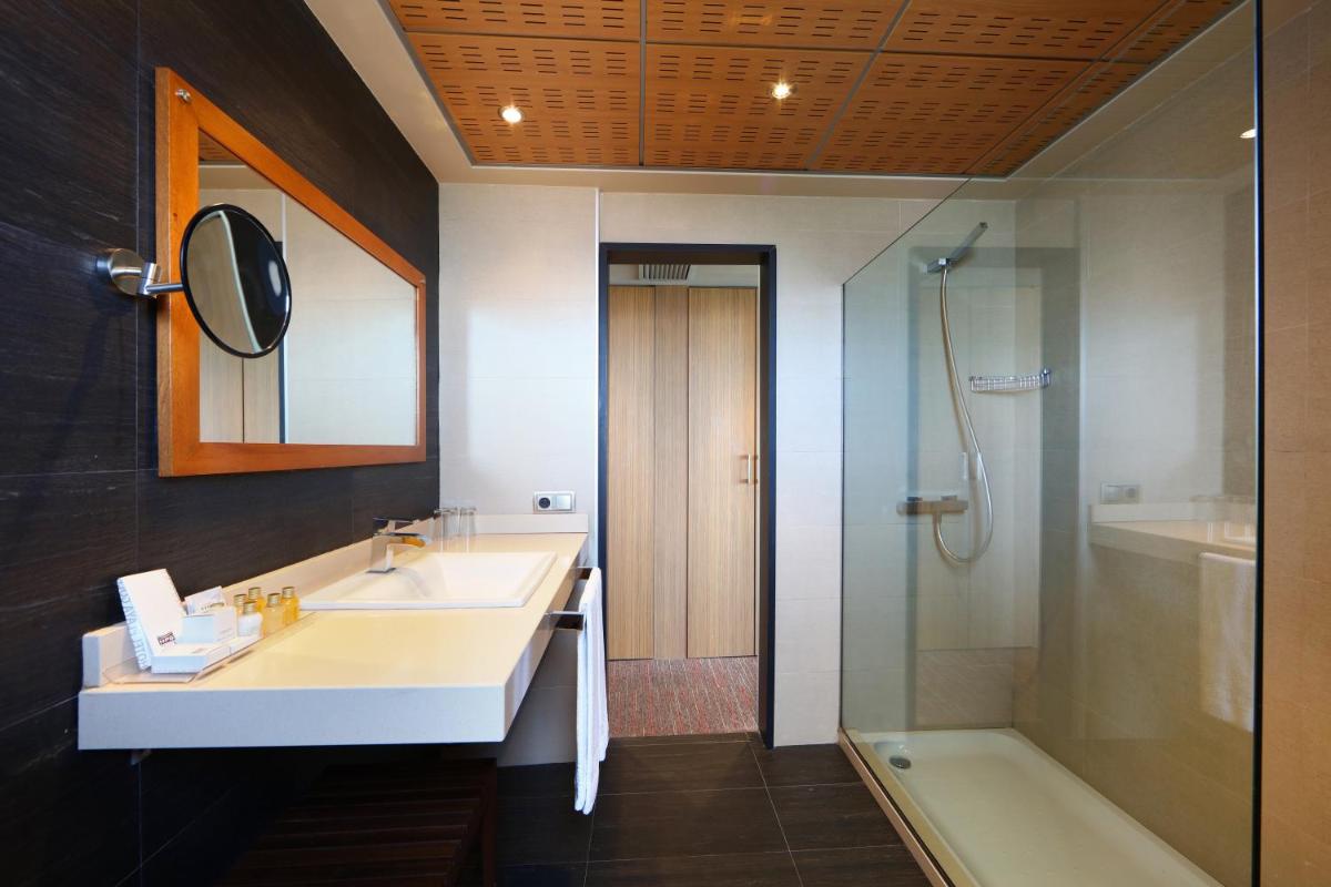 Un baño de Hotel Playa Golf - Adults Only