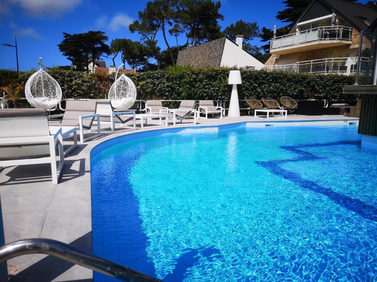 Piscine de l'établissement Le Diana Hôtel & Spa ou située à proximité