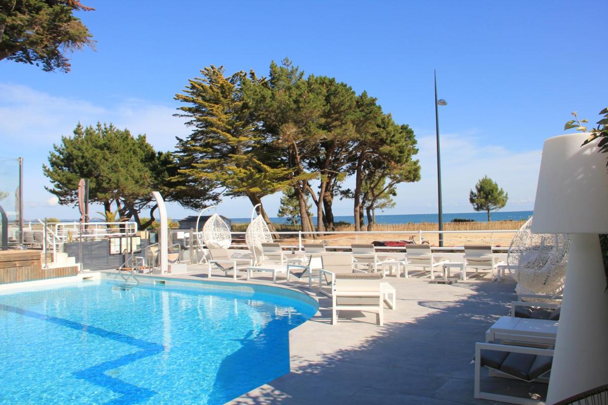 Piscine de l'établissement Le Diana Hôtel & Spa ou située à proximité