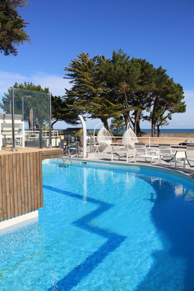 Piscine de l'établissement Le Diana Hôtel & Spa ou située à proximité