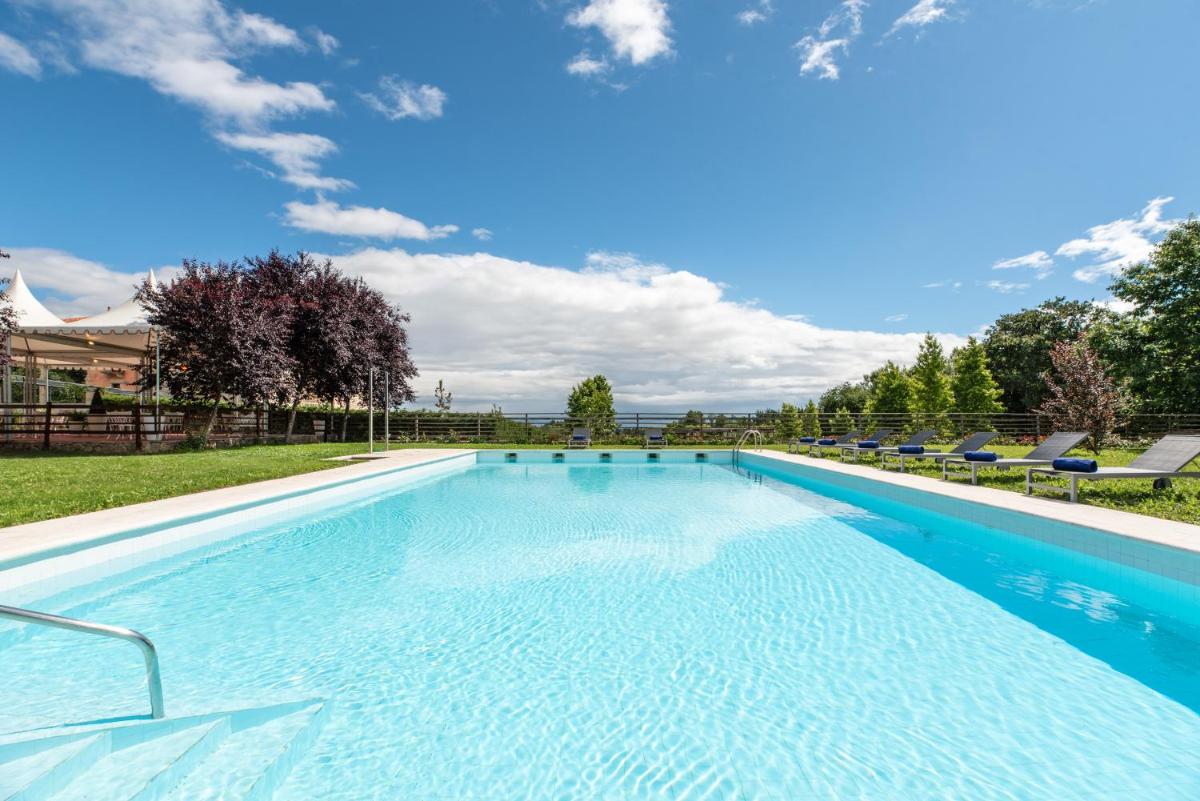 una gran piscina con agua azul en Áurea Palacio de Sober by Eurostars Hotel Company, en Sober
