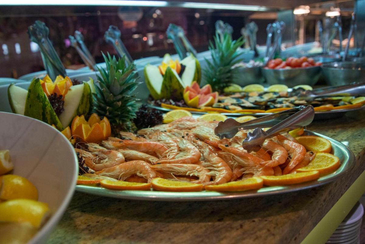 Comida en o cerca de este hotel