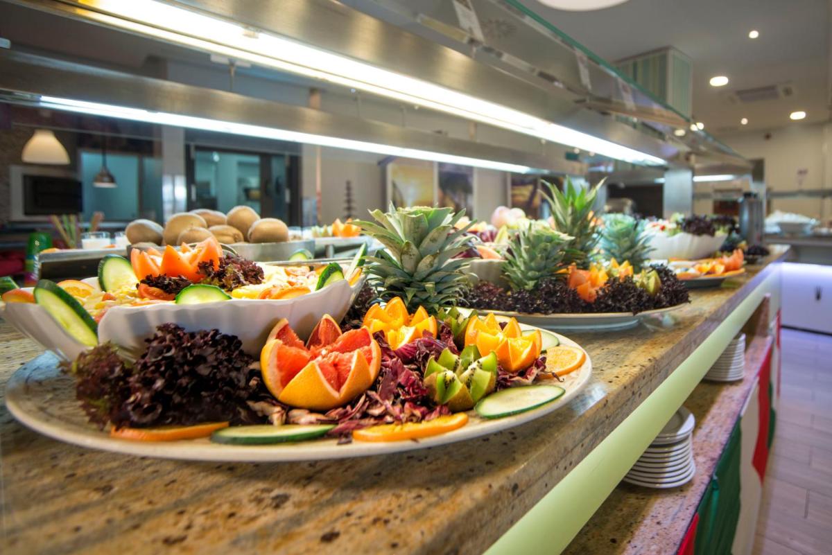 Comida en o cerca de este hotel