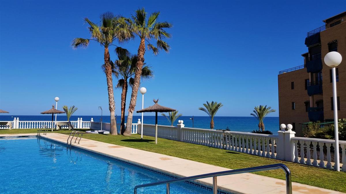 Lovely Apartment Beach Front & Pool - Housity