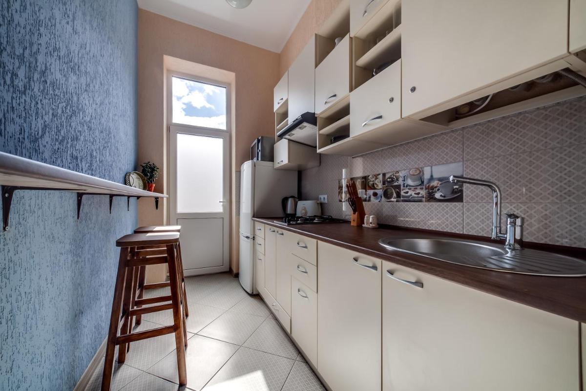 Suitetrails - Modern 2BR Apartment in Central Lviv