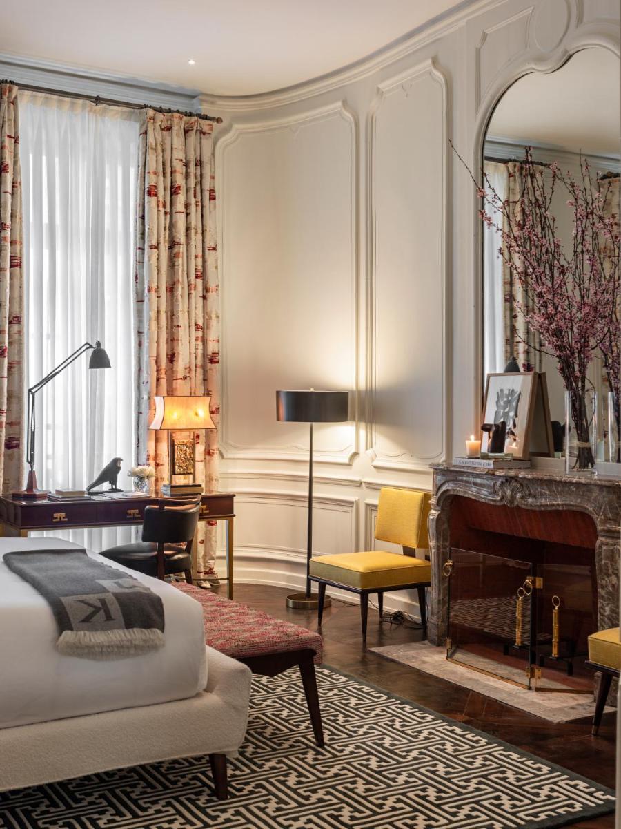 - une chambre avec un lit, un bureau et une cheminée dans l'établissement J.K. Place Paris, à Paris - une chambre avec un lit, un bureau et une cheminée dans l'établissement J.K. Place Paris, à Paris