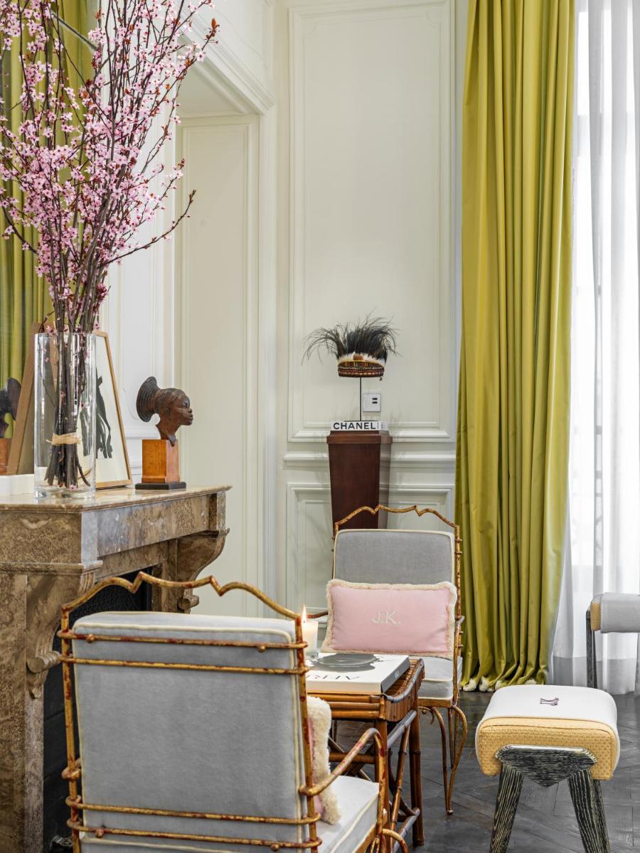 Coin salon dans l'établissement J.K. Place Paris