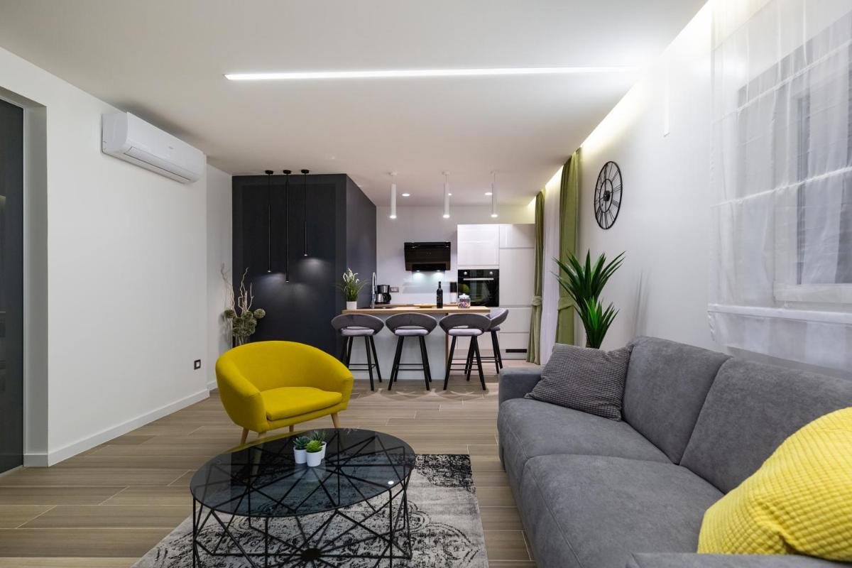 Downtown Marcius Luxury Apartment with Jacuzzi & Sauna - Housity