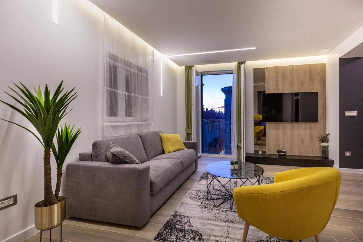 Downtown Marcius Luxury Apartment with Jacuzzi & Sauna - Housity