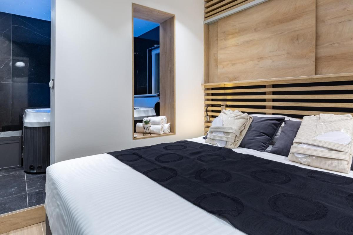 Downtown Marcius Luxury Apartment with Jacuzzi & Sauna - Housity
