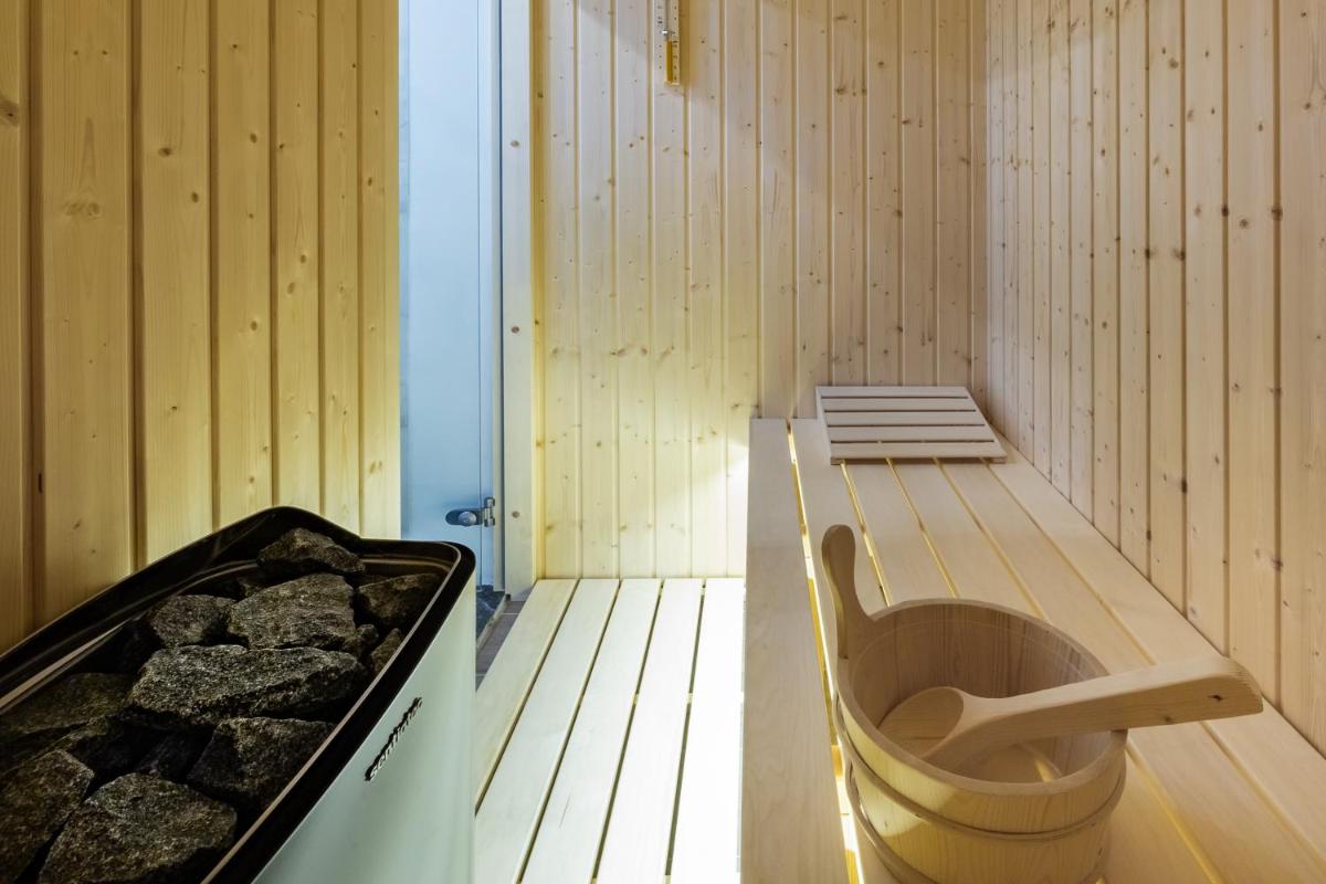 Downtown Marcius Luxury Apartment with Jacuzzi & Sauna - Housity
