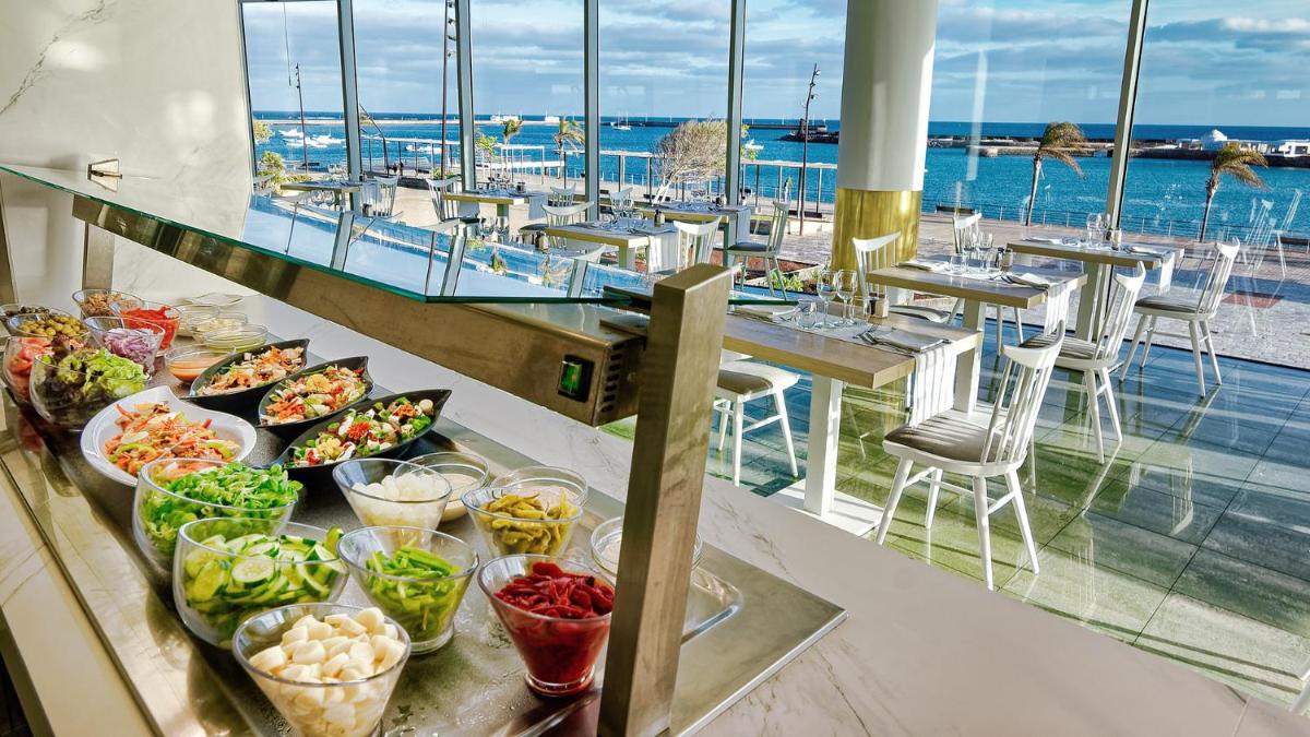 Comida en o cerca de este hotel