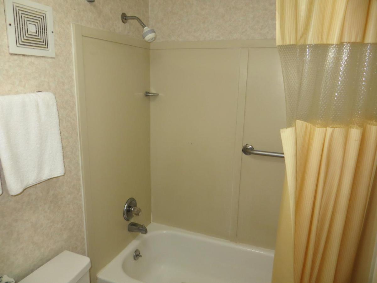 Howard Johnson by Wyndham Commerce GA - Housity