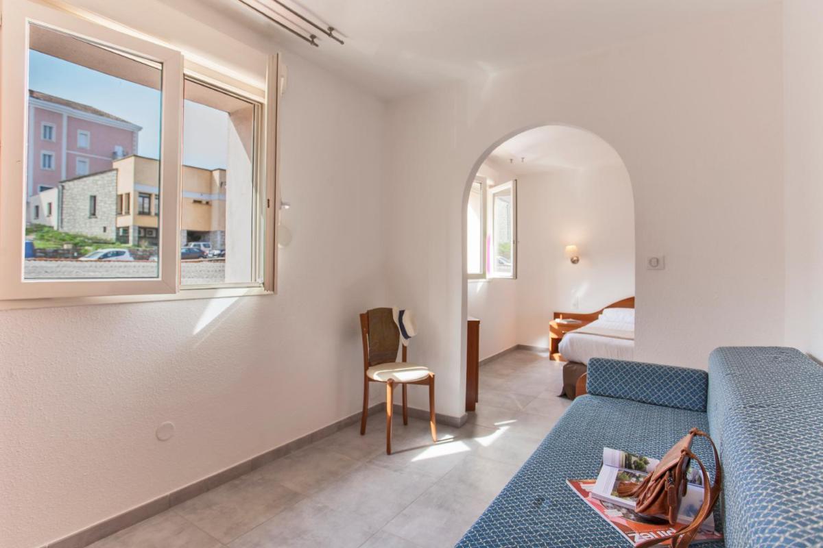 Coin salon dans l'établissement Le Neptune & Spa