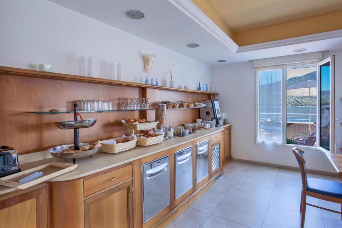 Cuisine ou kitchenette dans l'établissement Le Neptune & Spa