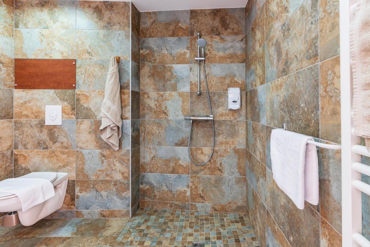 Salle de bains dans l'établissement Domaine du Hirtz, Restaurant & Spa