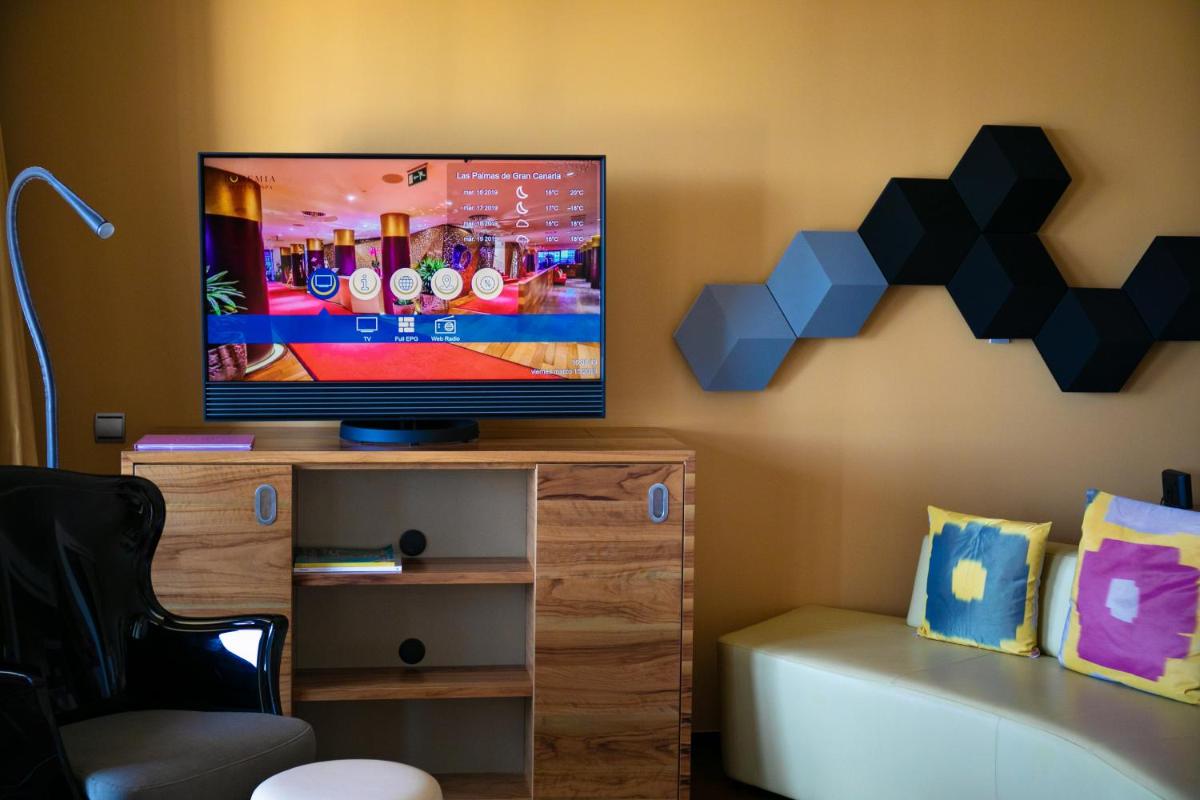 Una televisión o centro de entretenimiento en Bohemia Suites & Spa - Adults Only