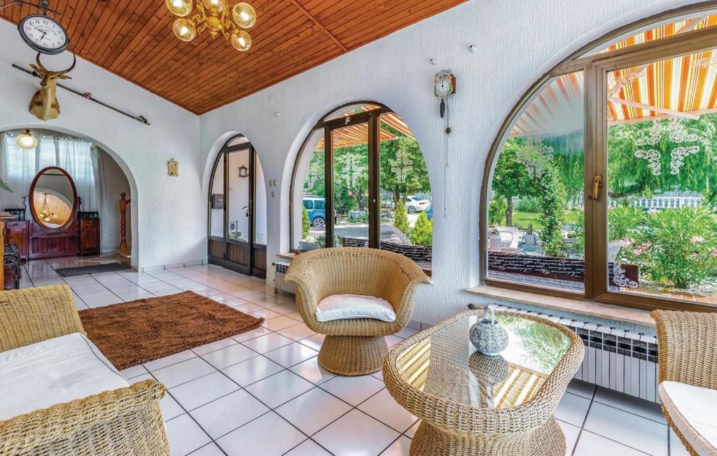 AS Apartments with swimming pool and a large yard - Housity