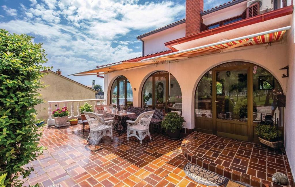 AS Apartments with swimming pool and a large yard - Housity