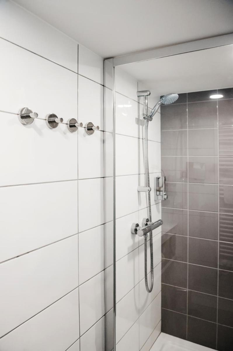 Salle de bains dans l'établissement Logis Hôtel Restaurant Au Lion Rouge