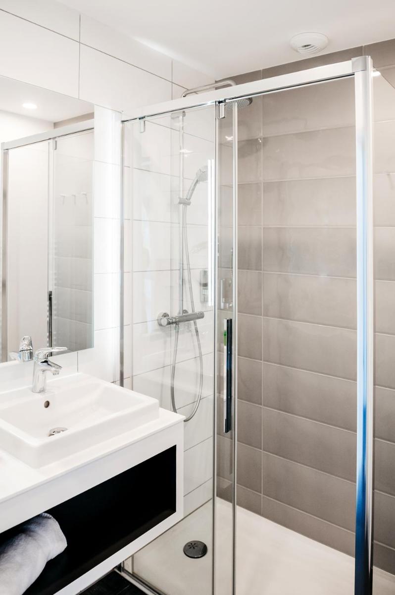 Salle de bains dans l'établissement Logis Hôtel Restaurant Au Lion Rouge
