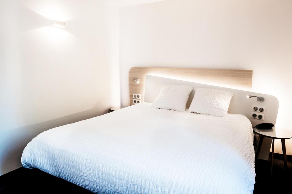 Un ou plusieurs lits dans un hébergement de l'établissement Logis Hôtel Restaurant Au Lion Rouge
