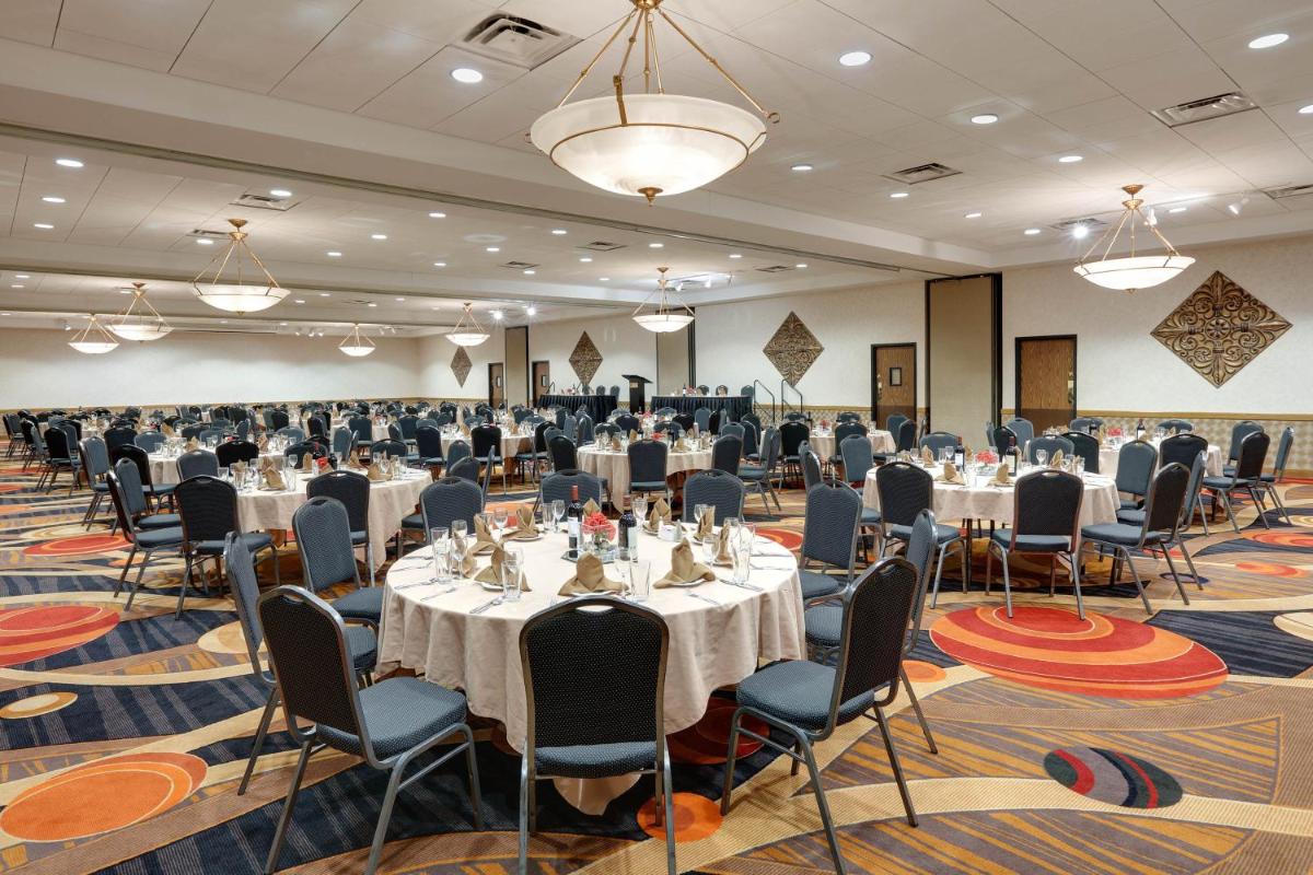 Wyndham Riverfront Hotel - Housity