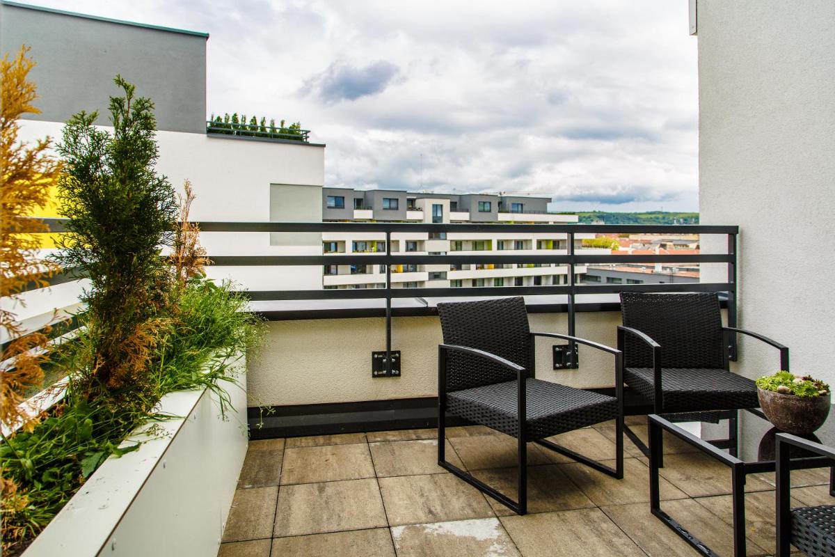 The Town Hall Residence -Welcome Home Apartment-free outdoor parking-AC - Housity