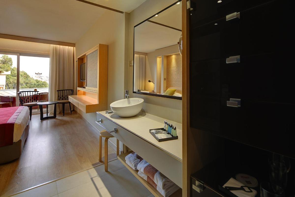 un baño con lavabo y espejo en Palace Bonanza Playa Resort & SPA by Olivia Hotels Collection, en Illetas