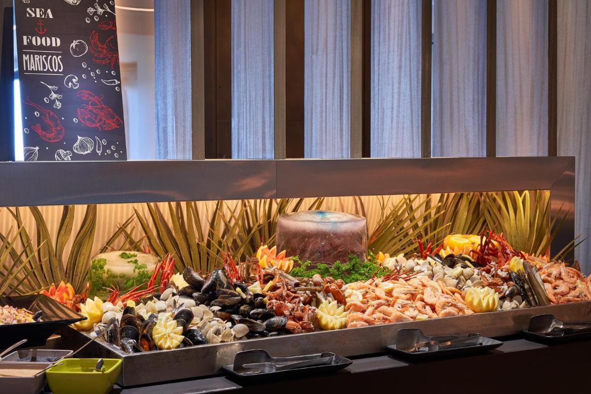 Comida en o cerca de este hotel