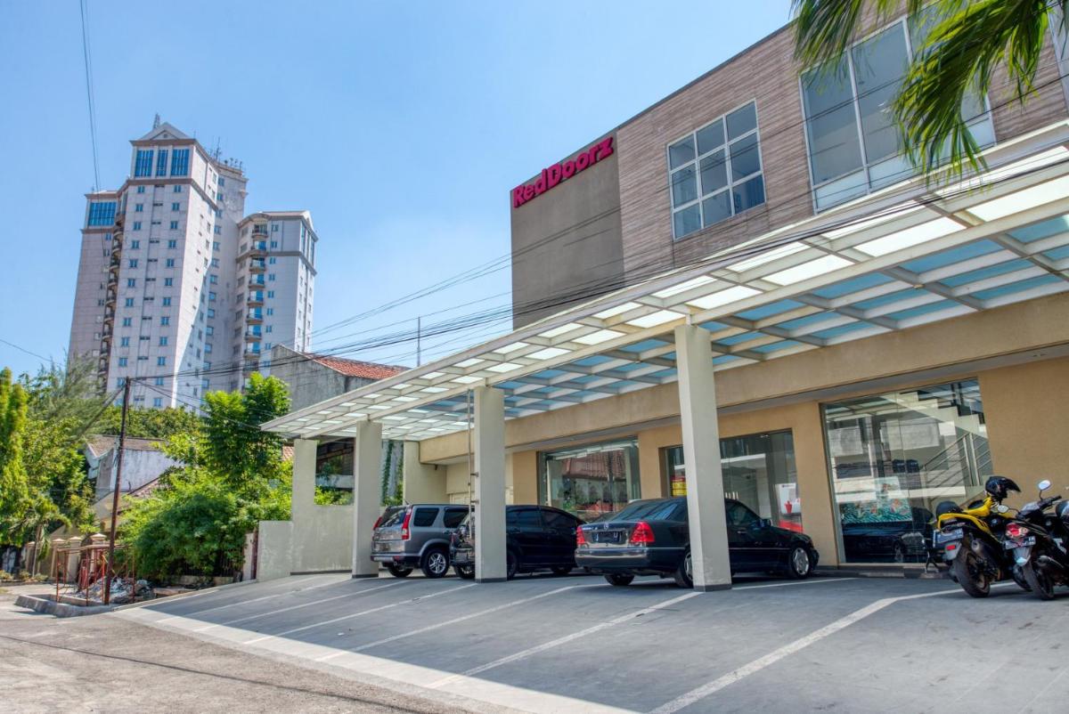 RedDoorz near Ciputra World 3 - Housity
