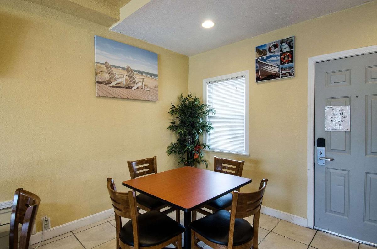 Econo Lodge West Yarmouth-Hyannis Cape Cod - Housity
