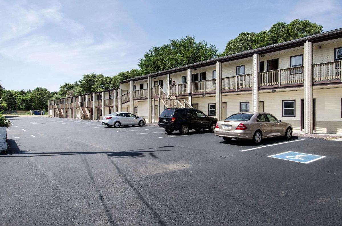 Econo Lodge West Yarmouth-Hyannis Cape Cod - Housity