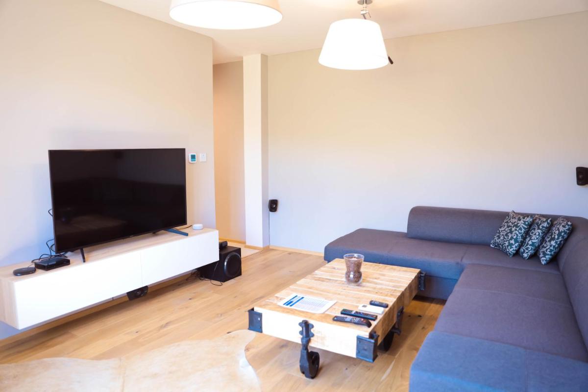 AH Corner House - Housity