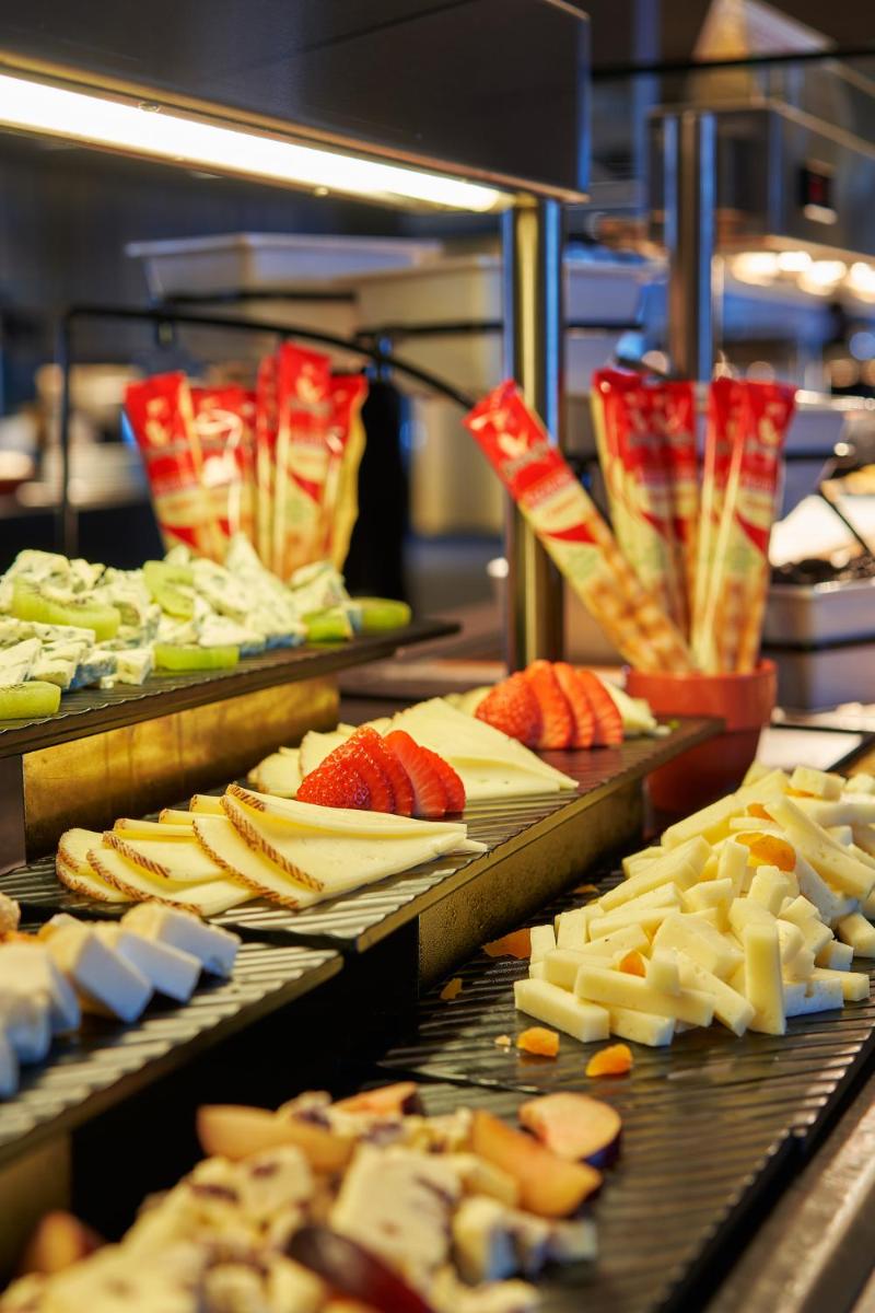 Comida en o cerca de este hotel