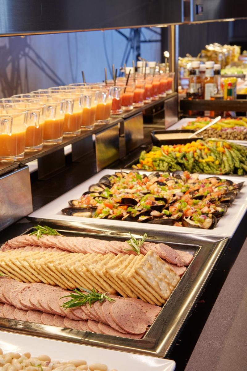 Comida en o cerca de este hotel