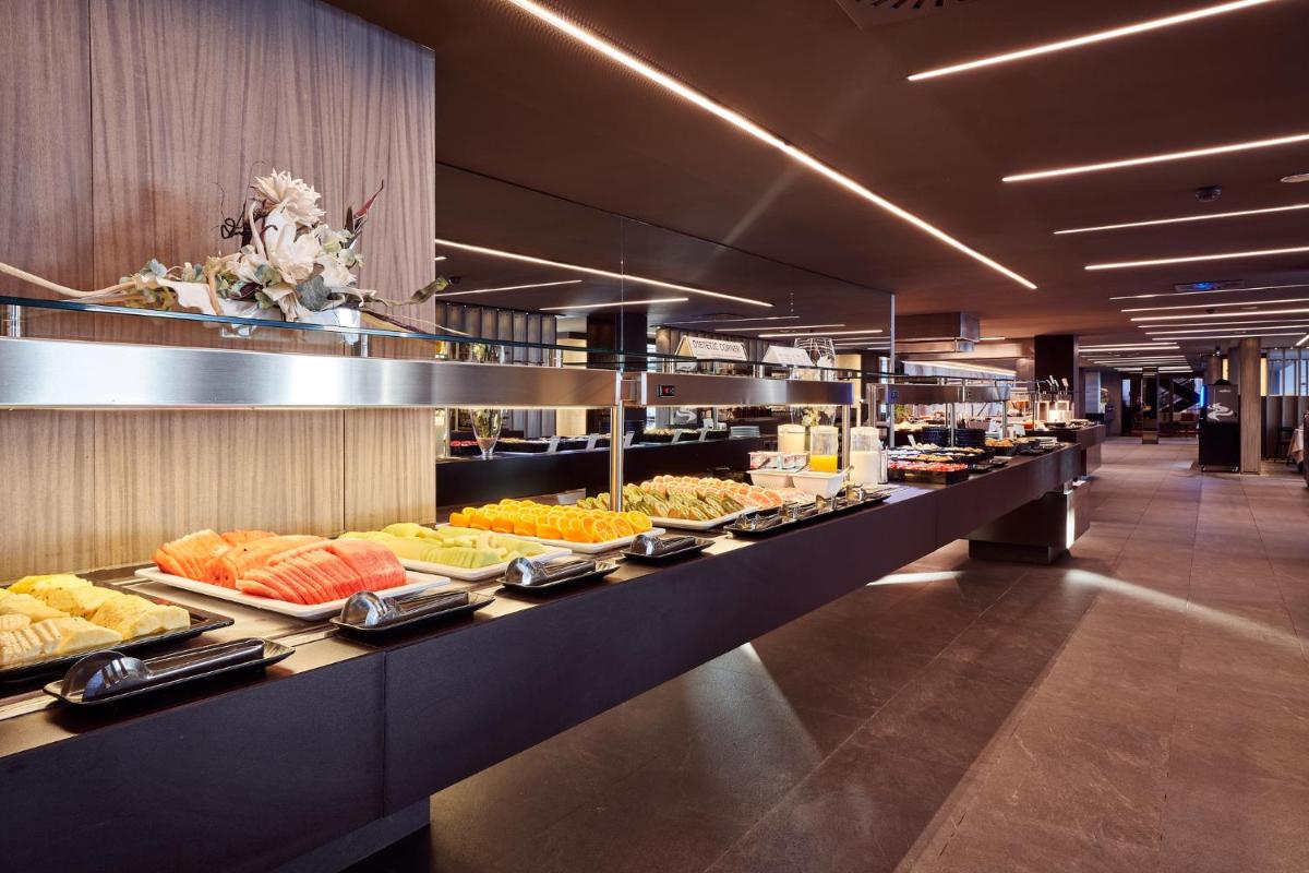 Una línea de buffet con muchos tipos diferentes de comida. en Palace Bonanza Playa Resort & SPA by Olivia Hotels Collection, en Illetas