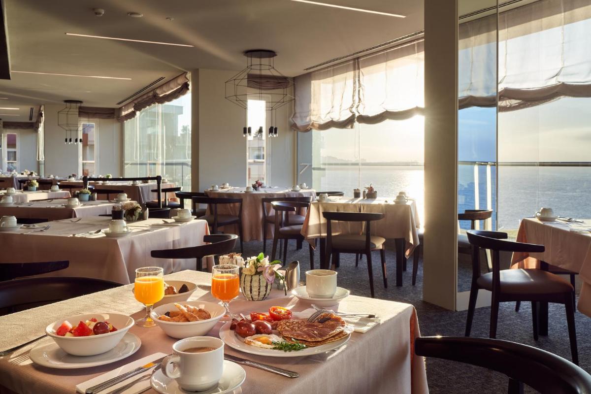 Comida en o cerca de este hotel