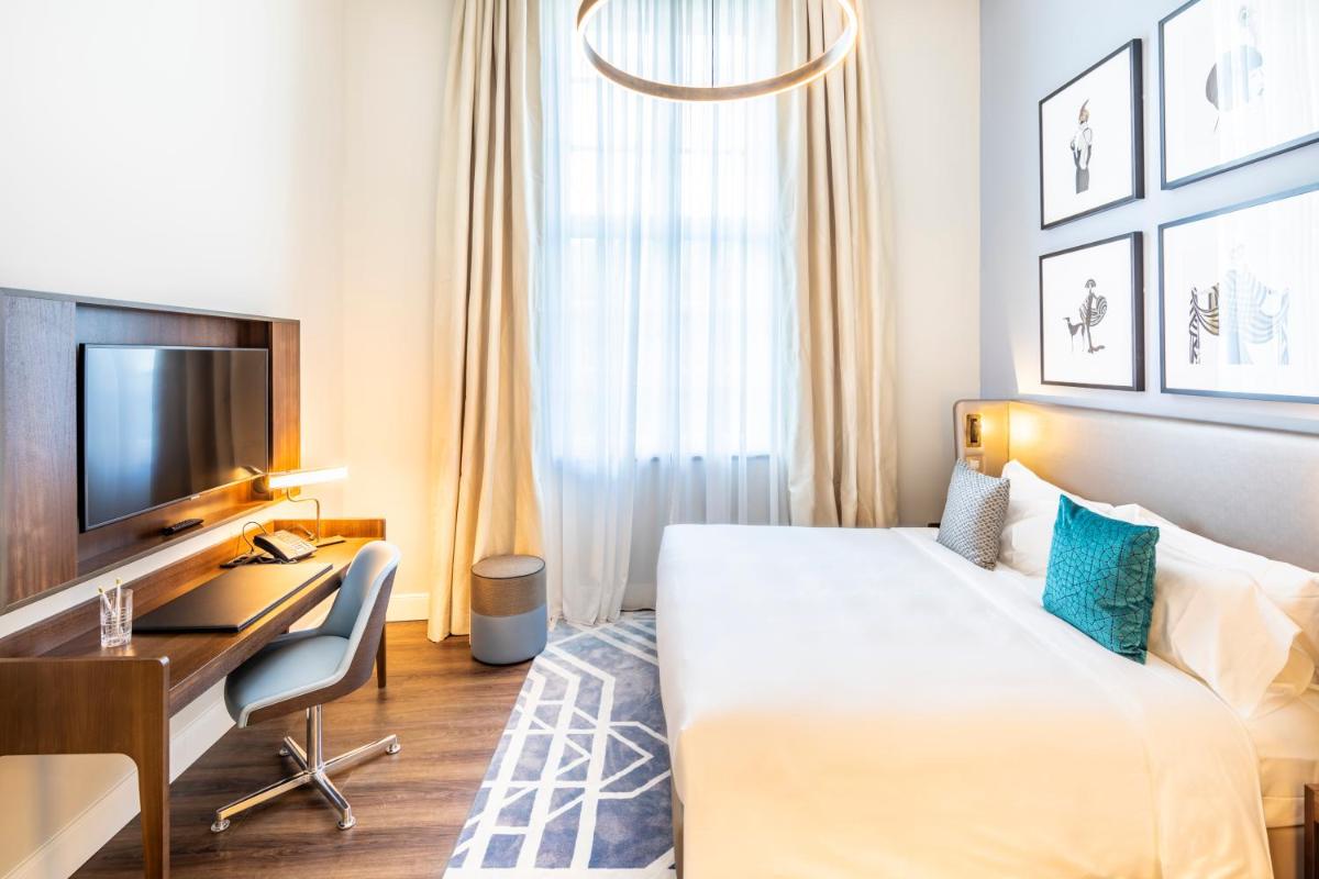 Ein Bett oder Betten in einem Zimmer der Unterkunft Fraser Suites Hamburg Ein Bett oder Betten in einem Zimmer der Unterkunft Fraser Suites Hamburg