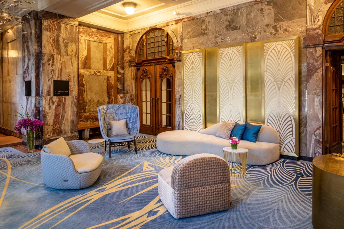 eine Lobby mit Sofas und Stühlen in einem Raum in der Unterkunft Fraser Suites Hamburg in Hamburg eine Lobby mit Sofas und Stühlen in einem Raum in der Unterkunft Fraser Suites Hamburg in Hamburg