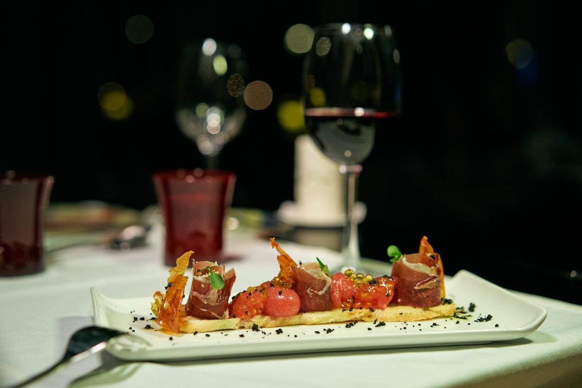 Comida en o cerca de este hotel