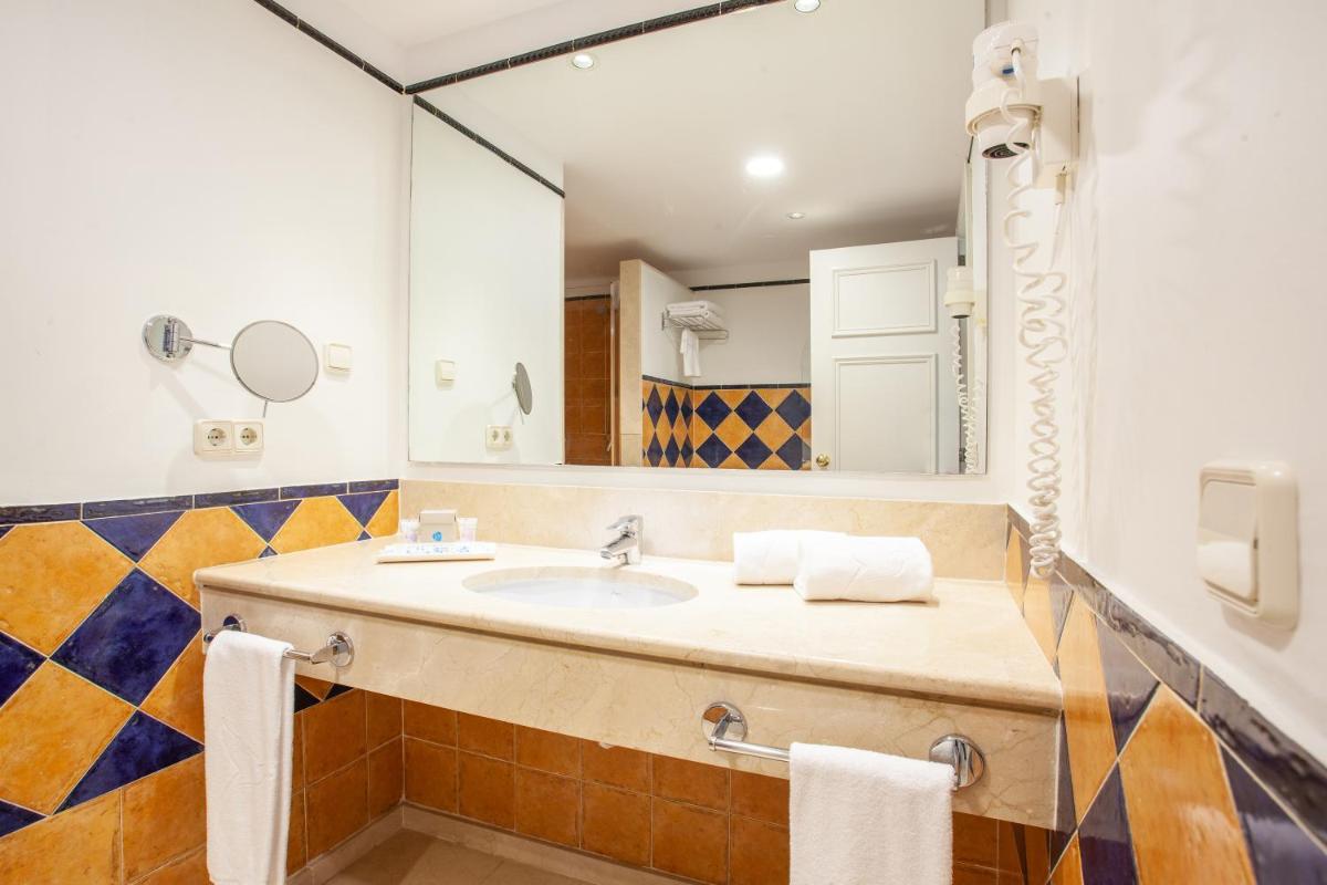 Un baño de Grupotel Macarella Suites & Spa