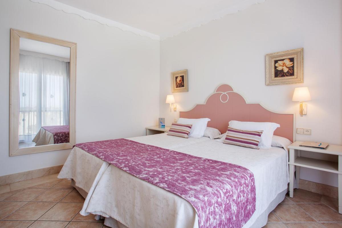 Cama o camas de una habitación en Grupotel Macarella Suites & Spa