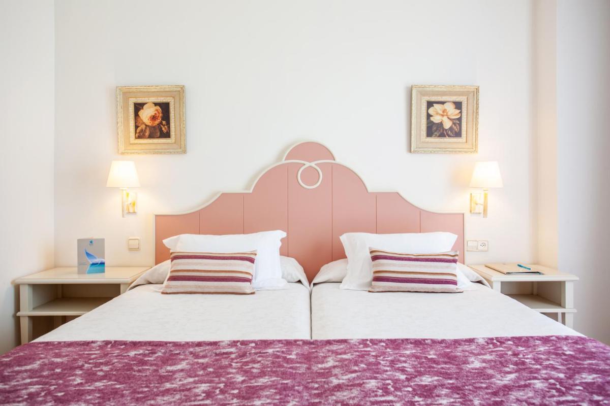 Cama o camas de una habitación en Grupotel Macarella Suites & Spa