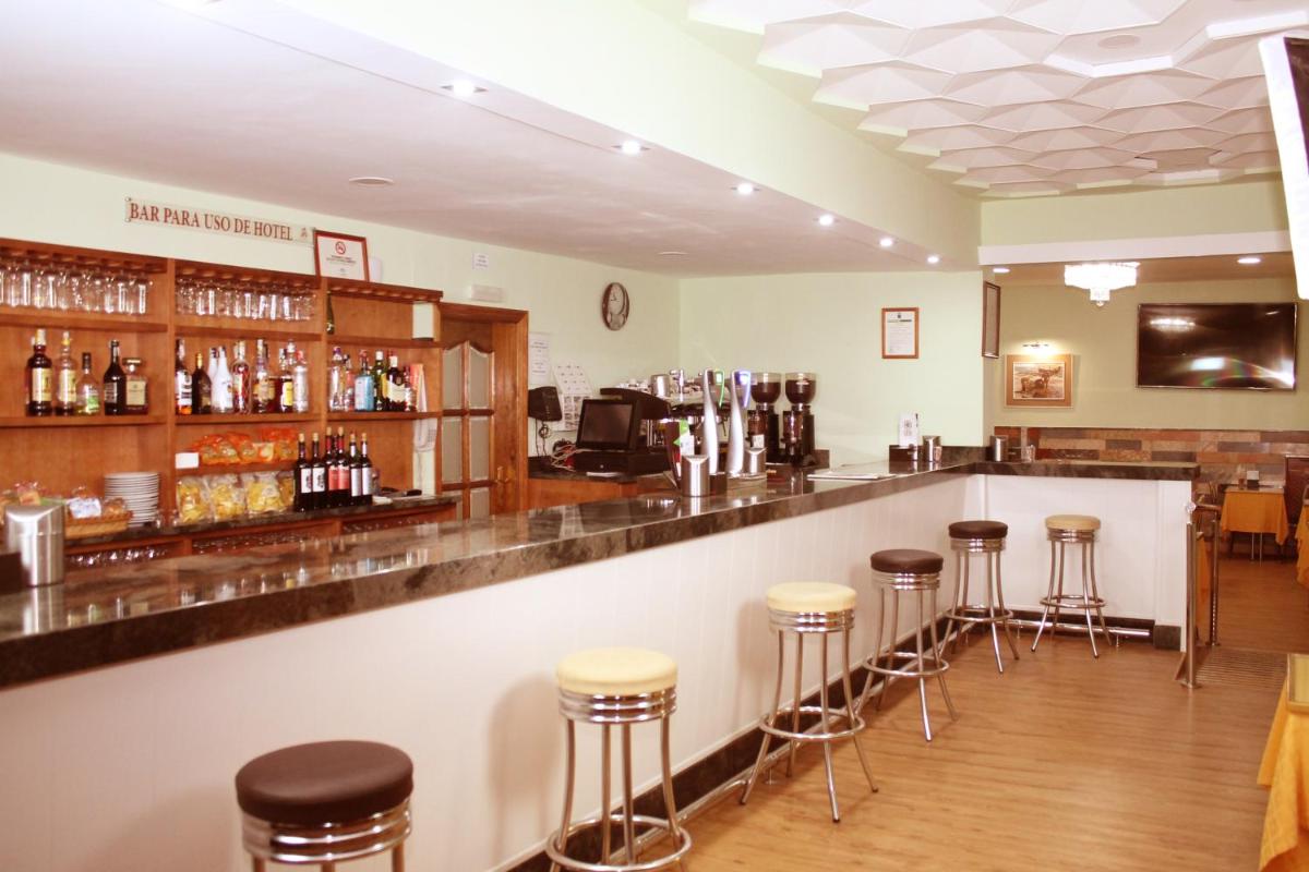 El salón o zona de bar de Balneario de Alhama de Granada