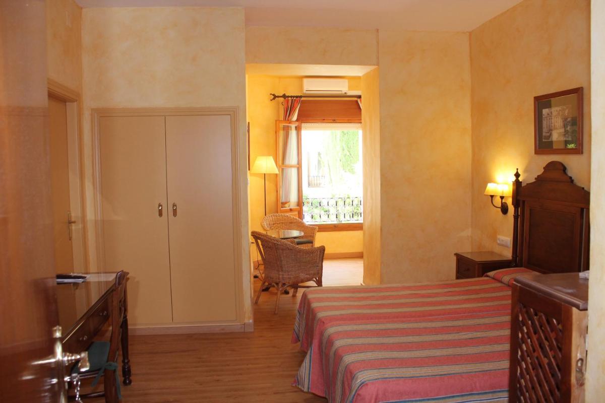 Una habitación de hotel con una cama y una ventana. en Balneario de Alhama de Granada, en Alhama de Granada 63 fotos más